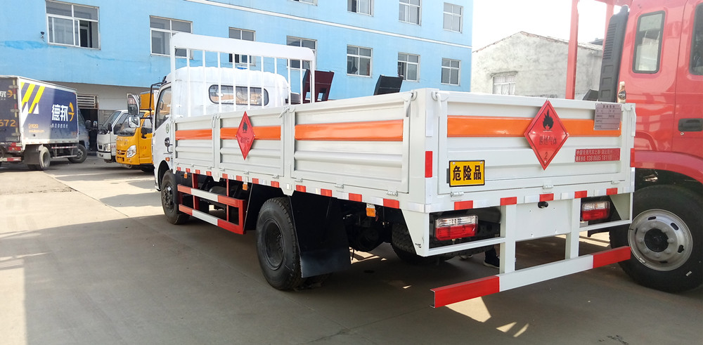 東風多利卡5.1米氣瓶運輸車