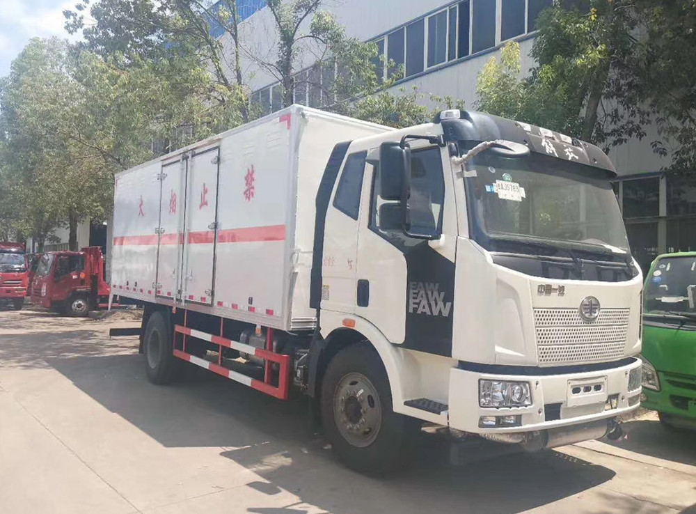 解放6米液體廂式運輸車