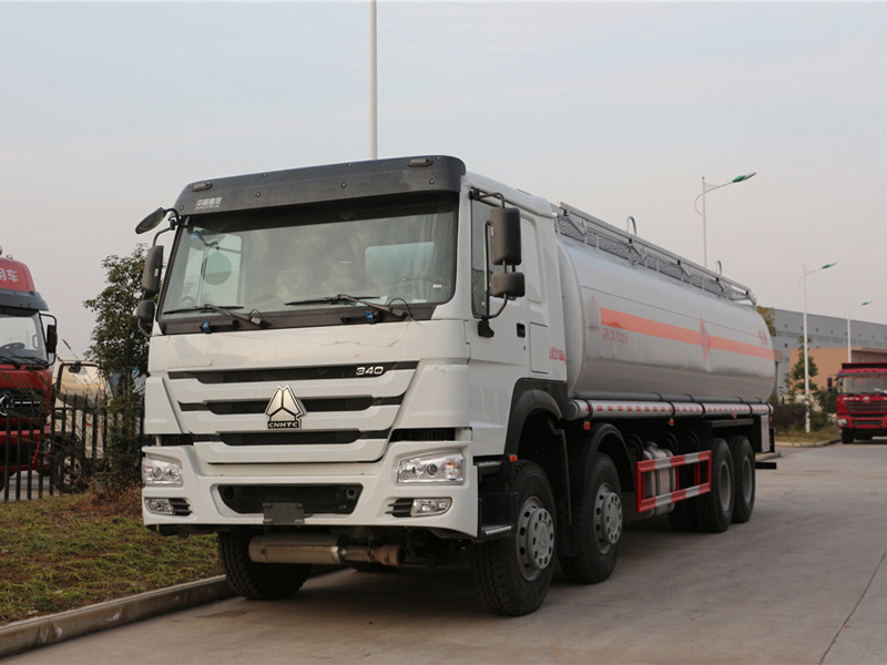 重汽前四后八（30方）運油車