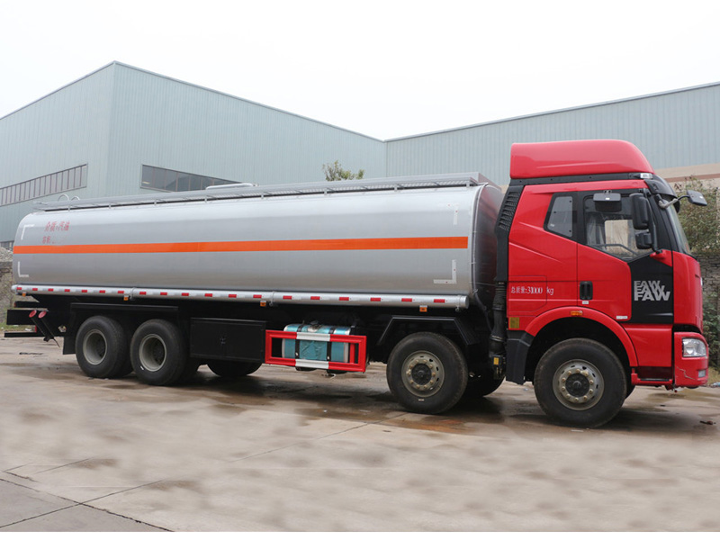 解放前四后八（29方）運油車