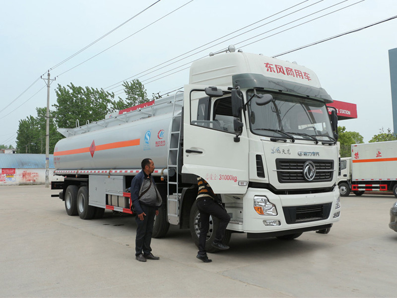 東風天龍前四后八（25方）運油車