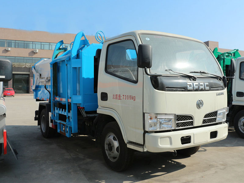 東風(fēng)多利卡(5方)側(cè)裝壓縮式垃圾車