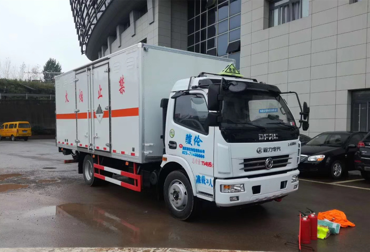 東風5米1廢舊電池運輸車