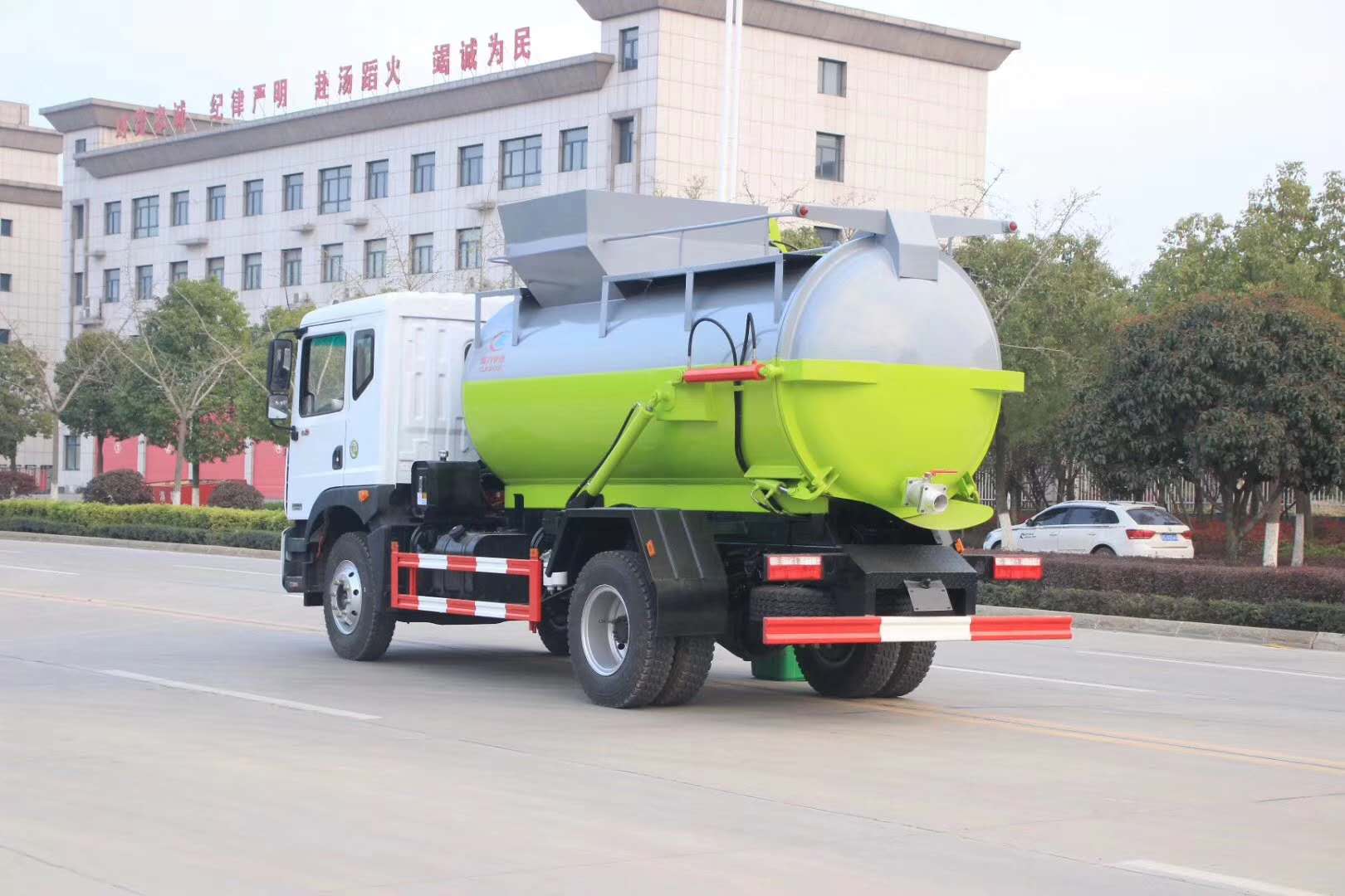 東風9噸罐式餐廚垃圾車