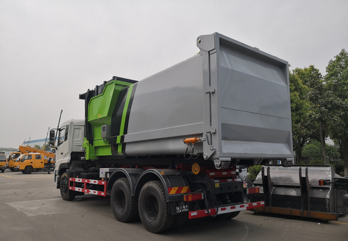 東風天龍勾臂配（18立方）壓縮垃圾箱