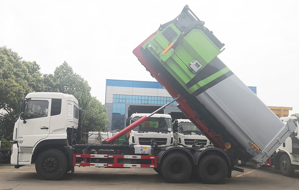 東風天龍勾臂配（18立方）壓縮垃圾箱