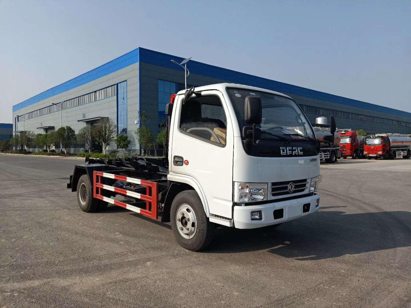 東風多利卡（5立方）勾臂垃圾車