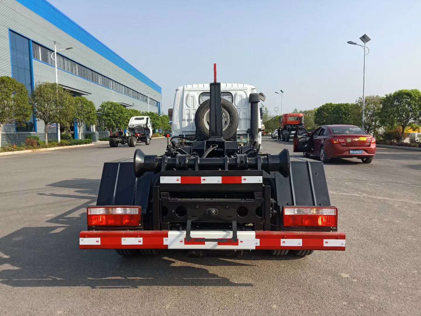 東風多利卡（5立方）勾臂垃圾車