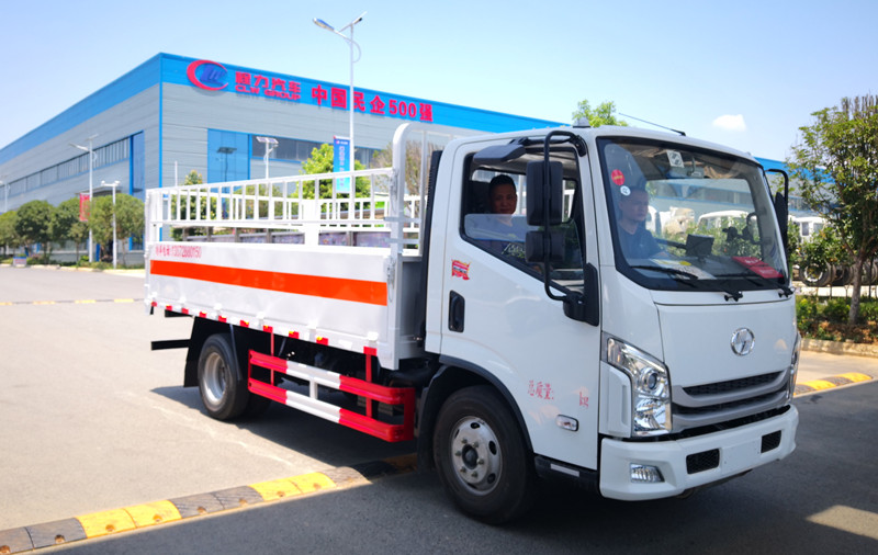 依維柯超越4.2米黃牌4.3噸氣瓶運輸車