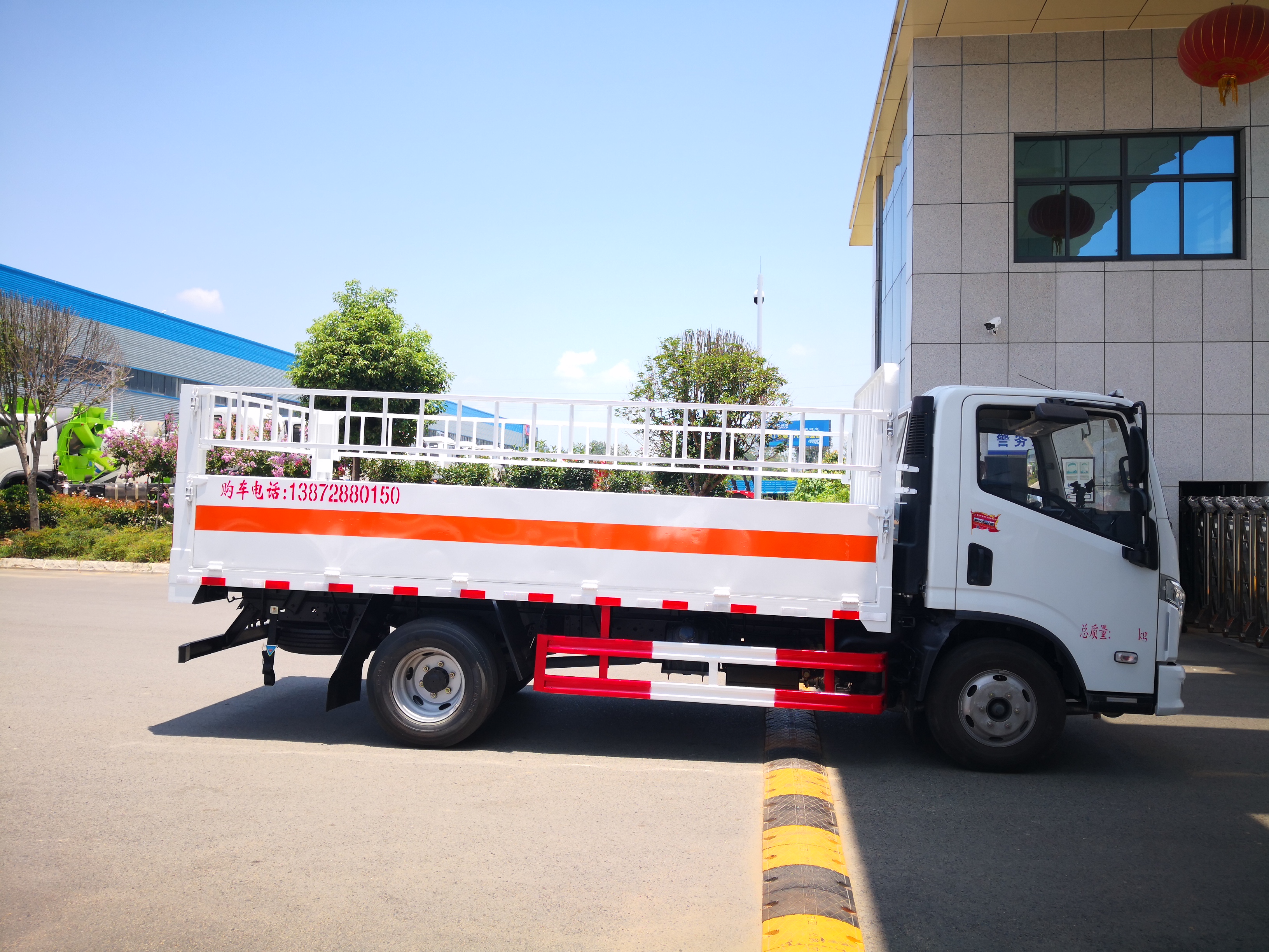 依維柯超越4.2米黃牌4.3噸氣瓶運輸車