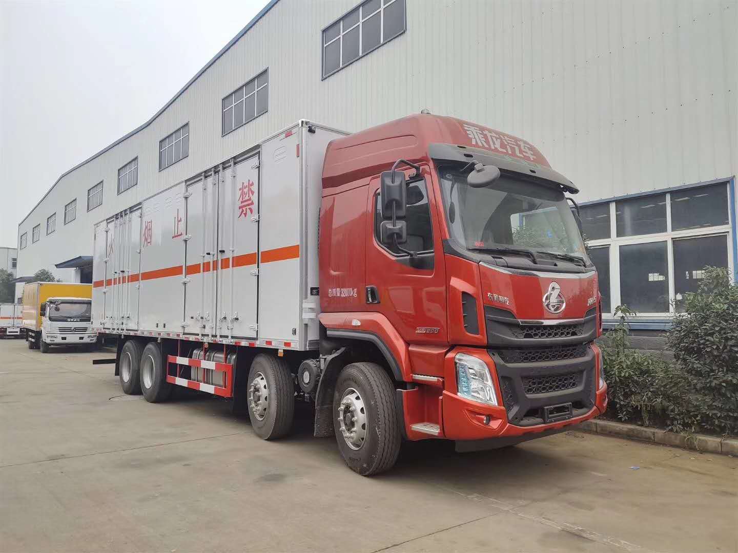 柳汽乘龍9.4米貨廂腐蝕品廂式運(yùn)輸車