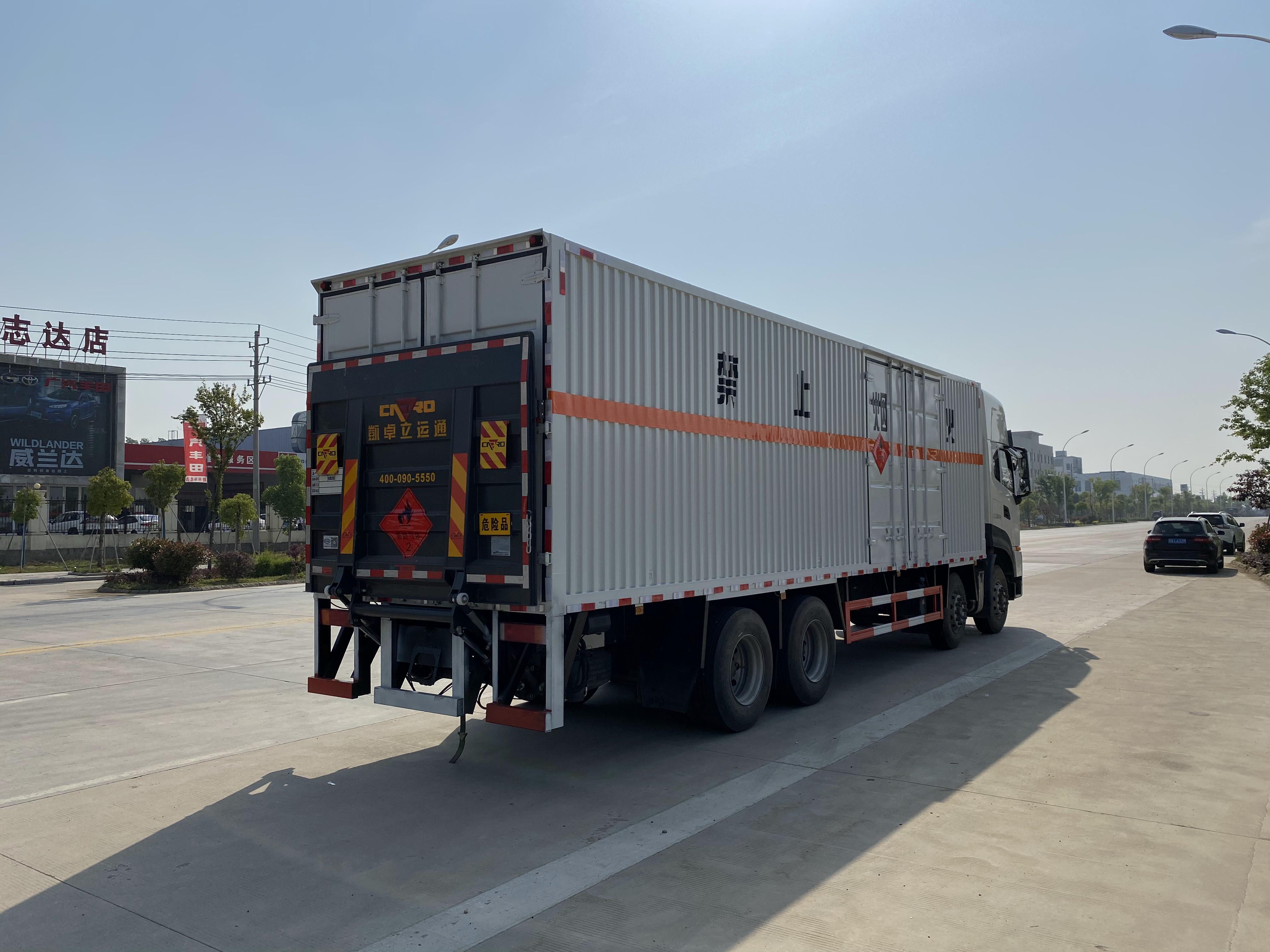 東風天龍國六9.4米易燃氣體廂式運輸車