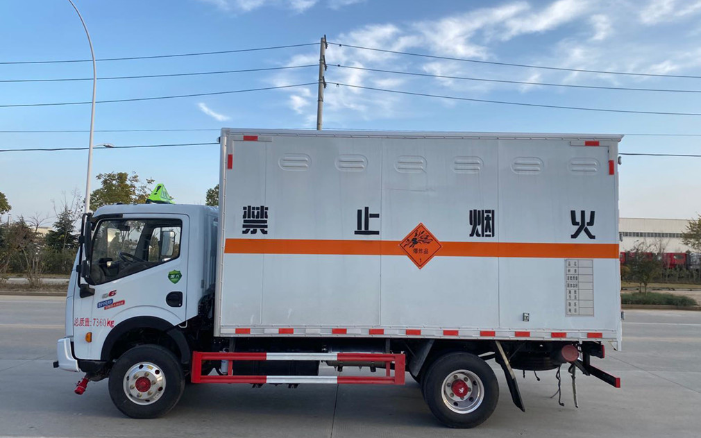 東風4.1米貨廂爆破器材運輸車