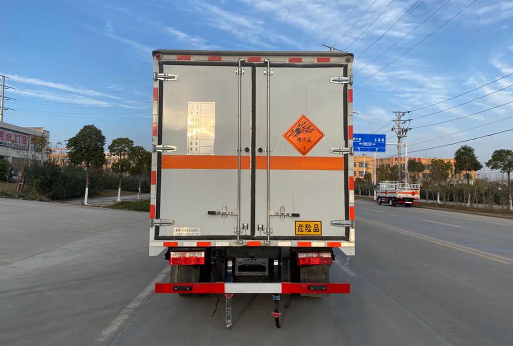 東風4.1米貨廂爆破器材運輸車