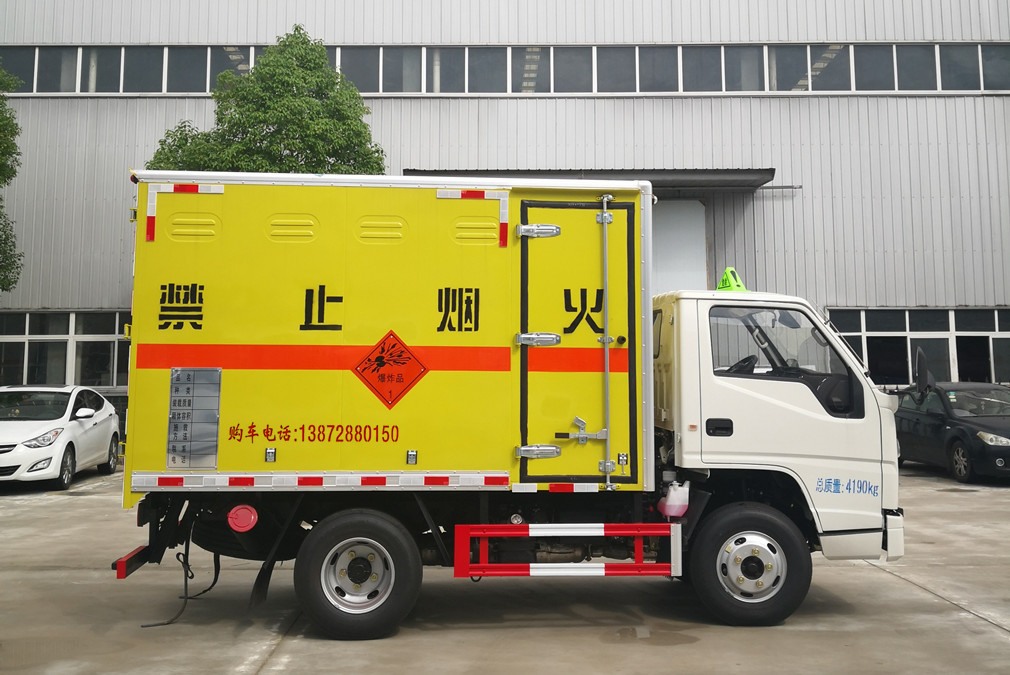 江鈴3.1米貨廂爆破器材運(yùn)輸車(chē)