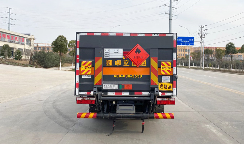 東風4.1米貨廂氣瓶運輸車