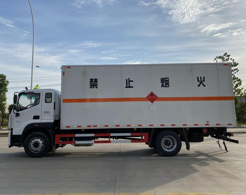 福田歐航6.8米雜項(xiàng)危險(xiǎn)品廂式運(yùn)輸車