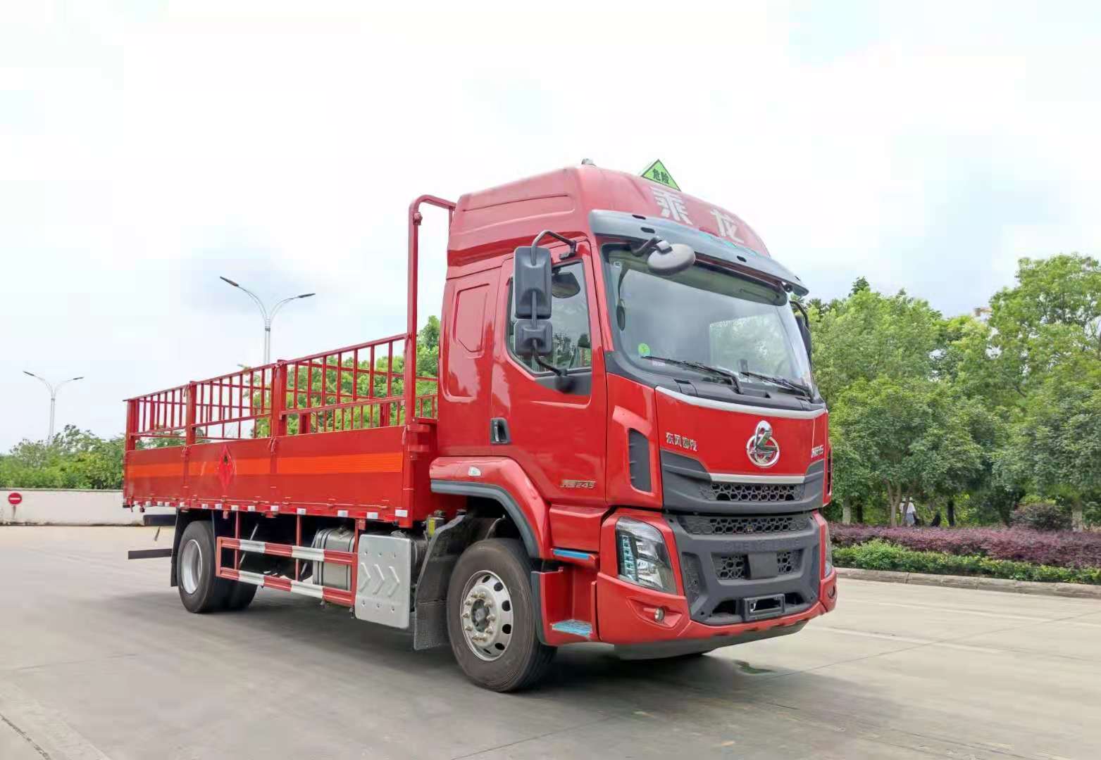 柳汽乘龍高頂雙臥6.8米貨廂氣瓶運輸車