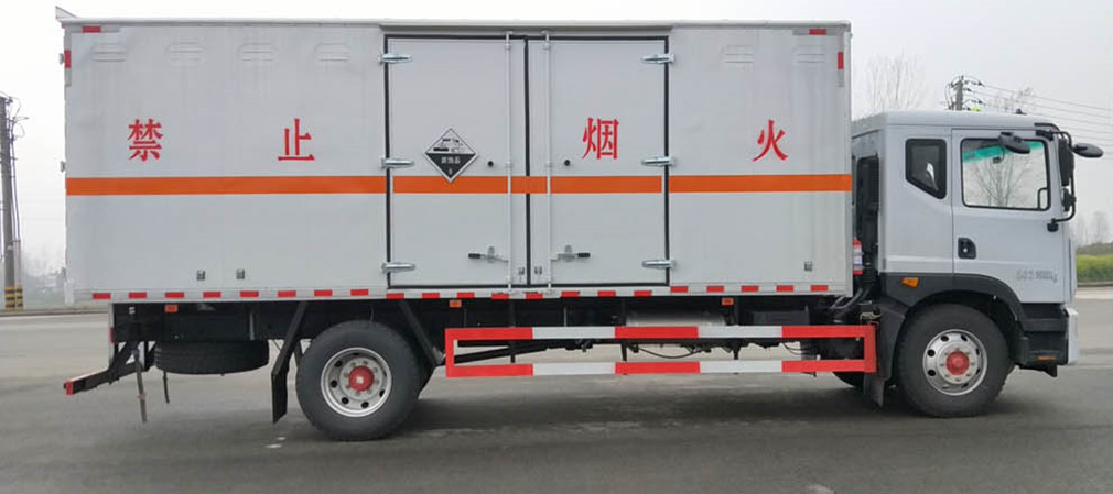 東風(fēng)多利卡D9八類腐蝕品廂式車