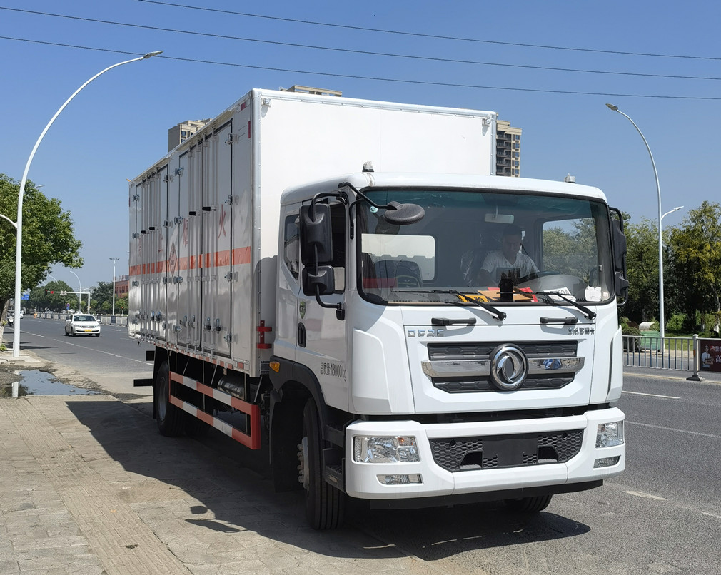 東風多利卡D9三類液體廂式車