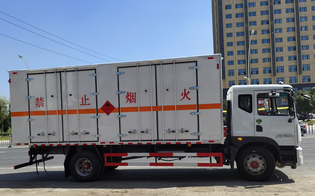 東風多利卡D9三類液體廂式車