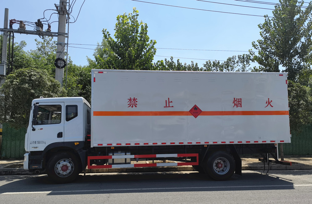 東風多利卡D9三類液體廂式車