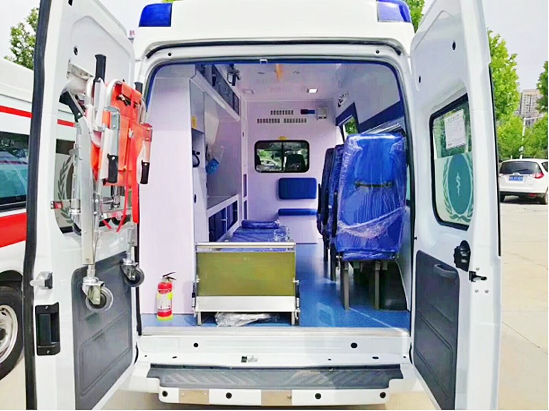 福特新時代V348短軸中頂救護車