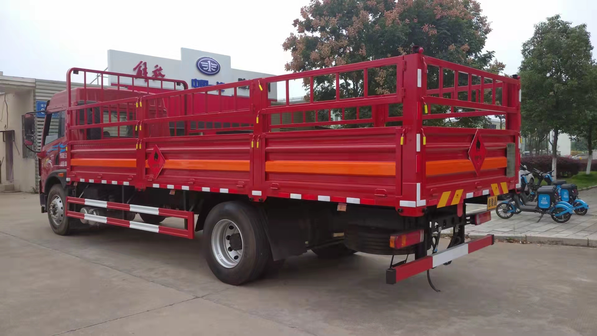 解放龍V國六6米8（額載10.3噸）氣瓶運輸車