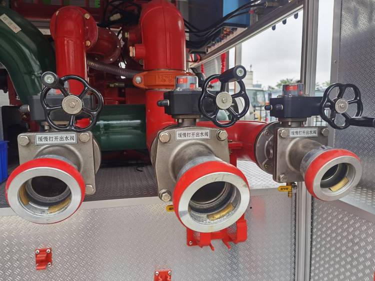 重汽8噸水罐/泡沫消防車