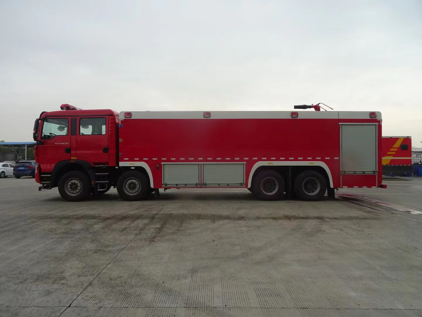 重汽25噸水罐/泡沫消防車