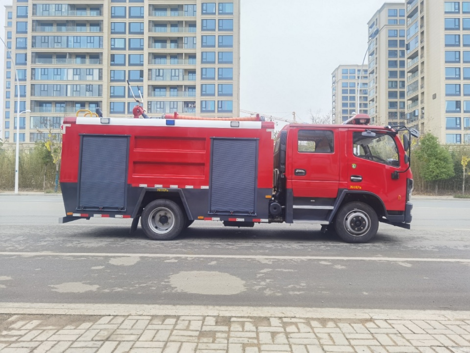 東風福瑞卡5噸水罐/泡沫消防車