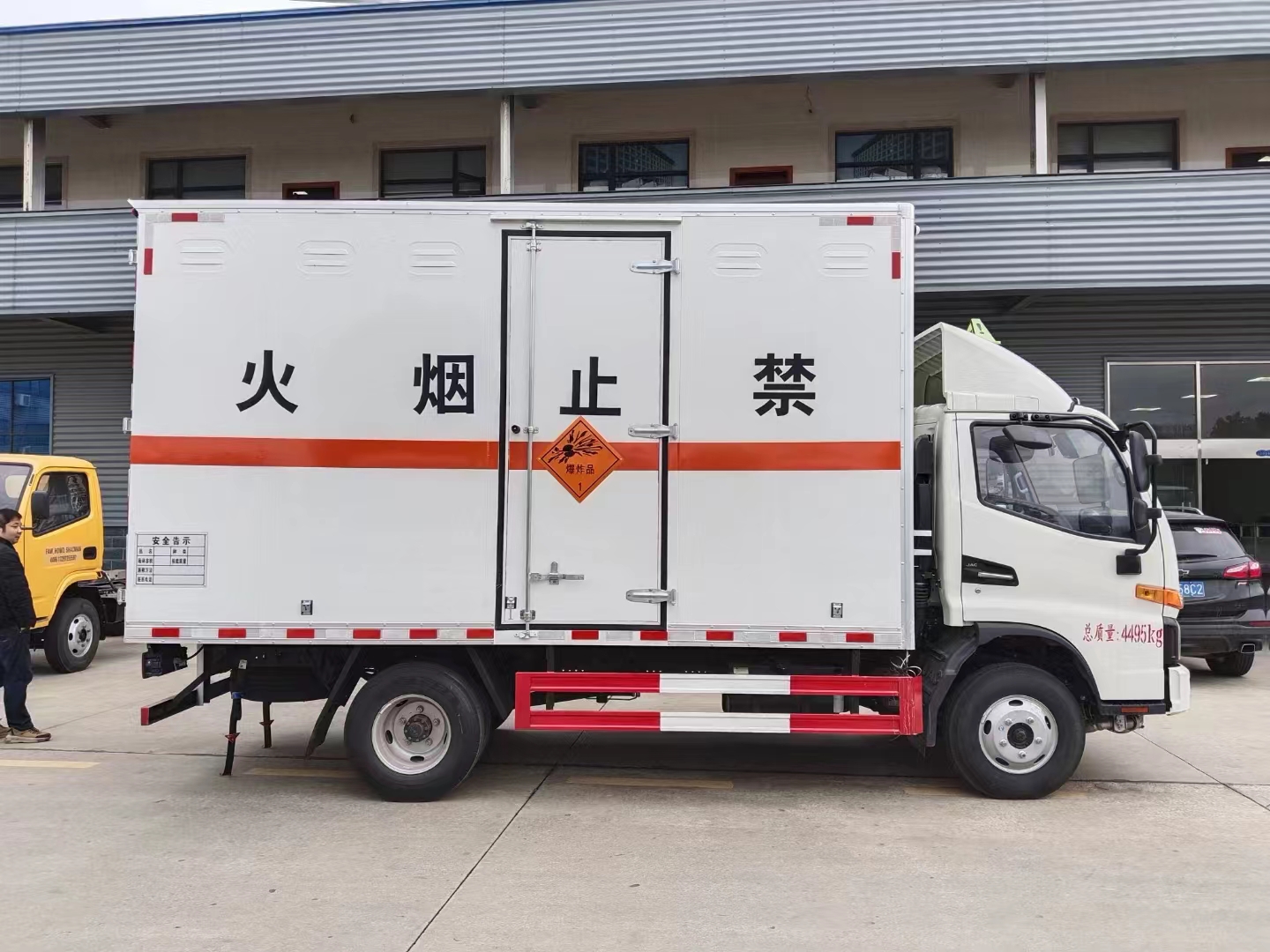 江淮駿鈴藍(lán)牌爆破器材運(yùn)輸車