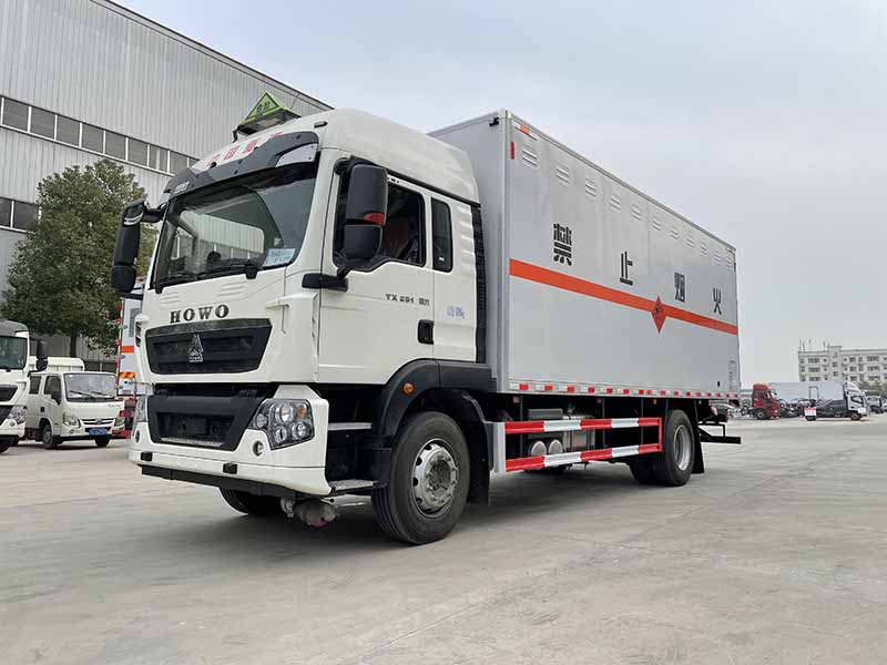 重汽豪沃6.8米爆破器材運輸車