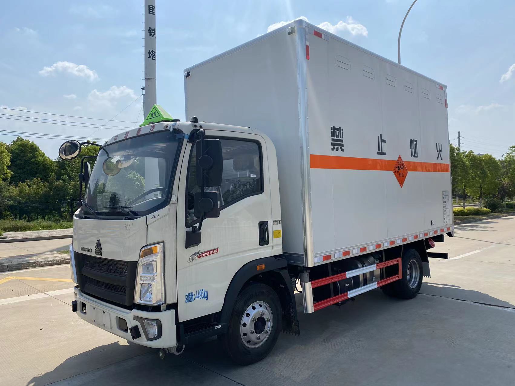 重汽豪沃藍牌21方煙花爆竹運輸