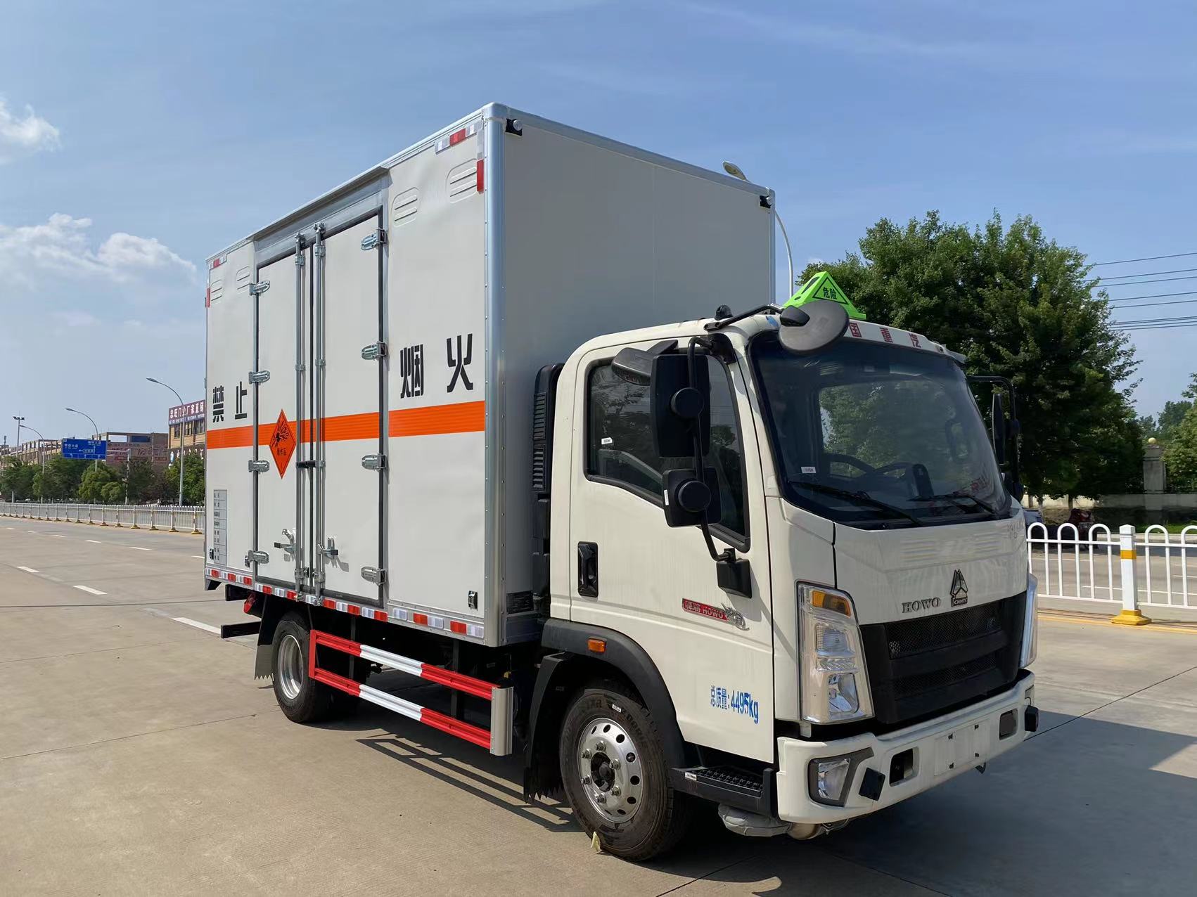 重汽豪沃藍牌21方煙花爆竹運輸