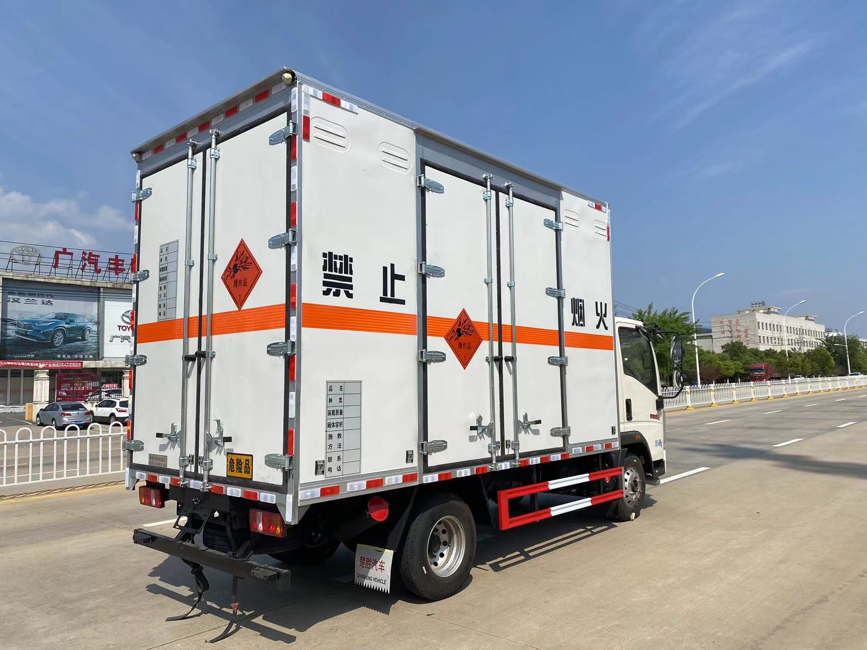 重汽豪沃藍牌21方煙花爆竹運輸