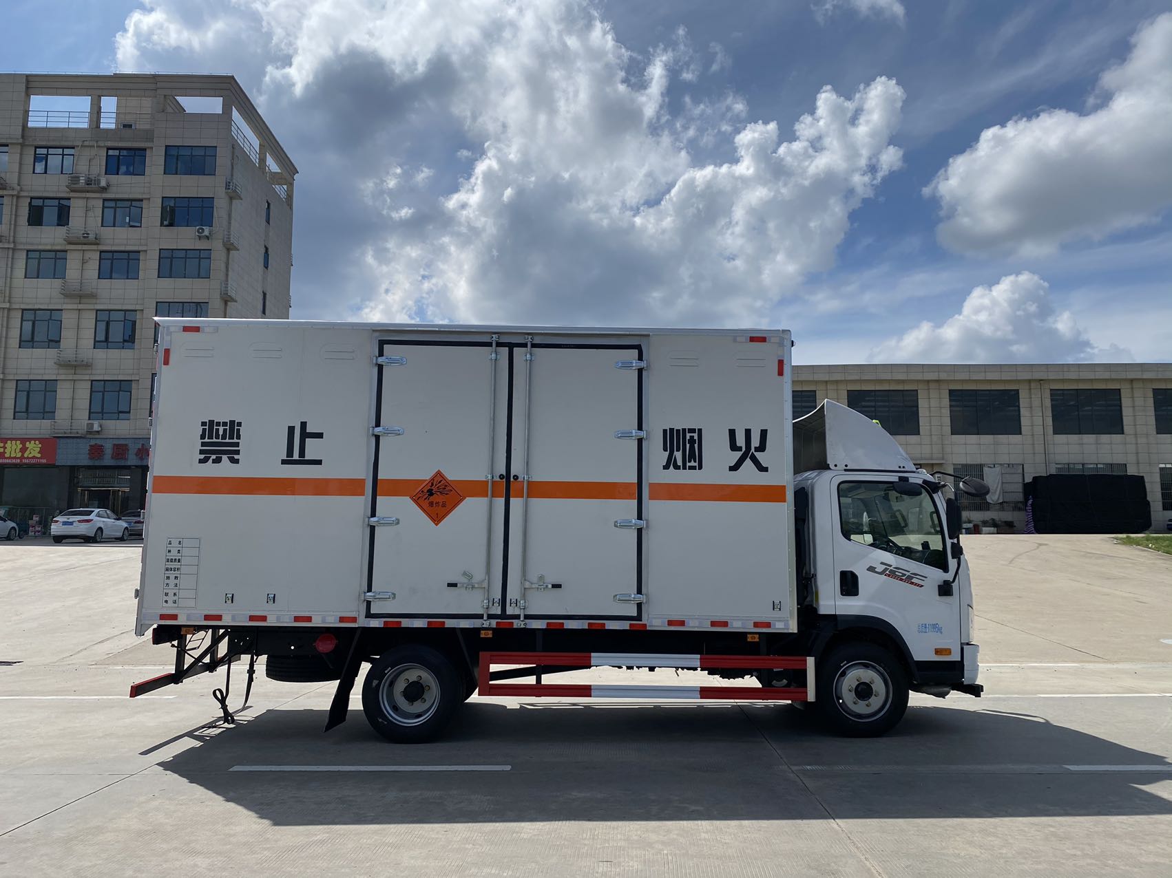 解放黃牌5.15米爆破器材運輸車