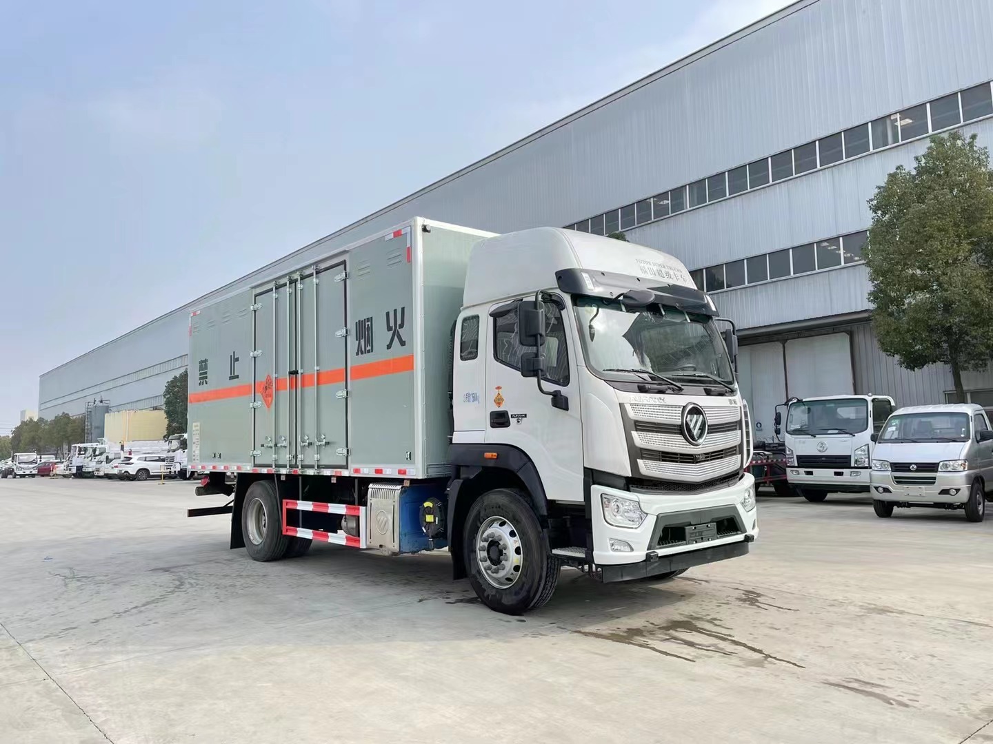 福田歐航10噸炸藥車高頂雙臥