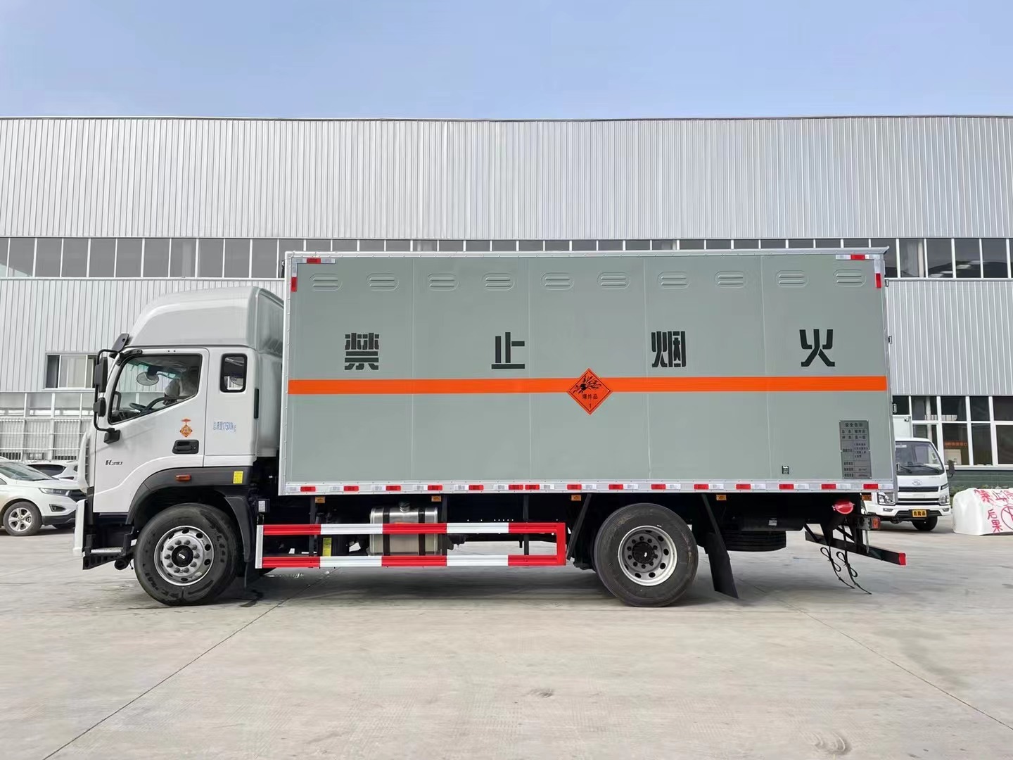 福田歐航10噸炸藥車高頂雙臥