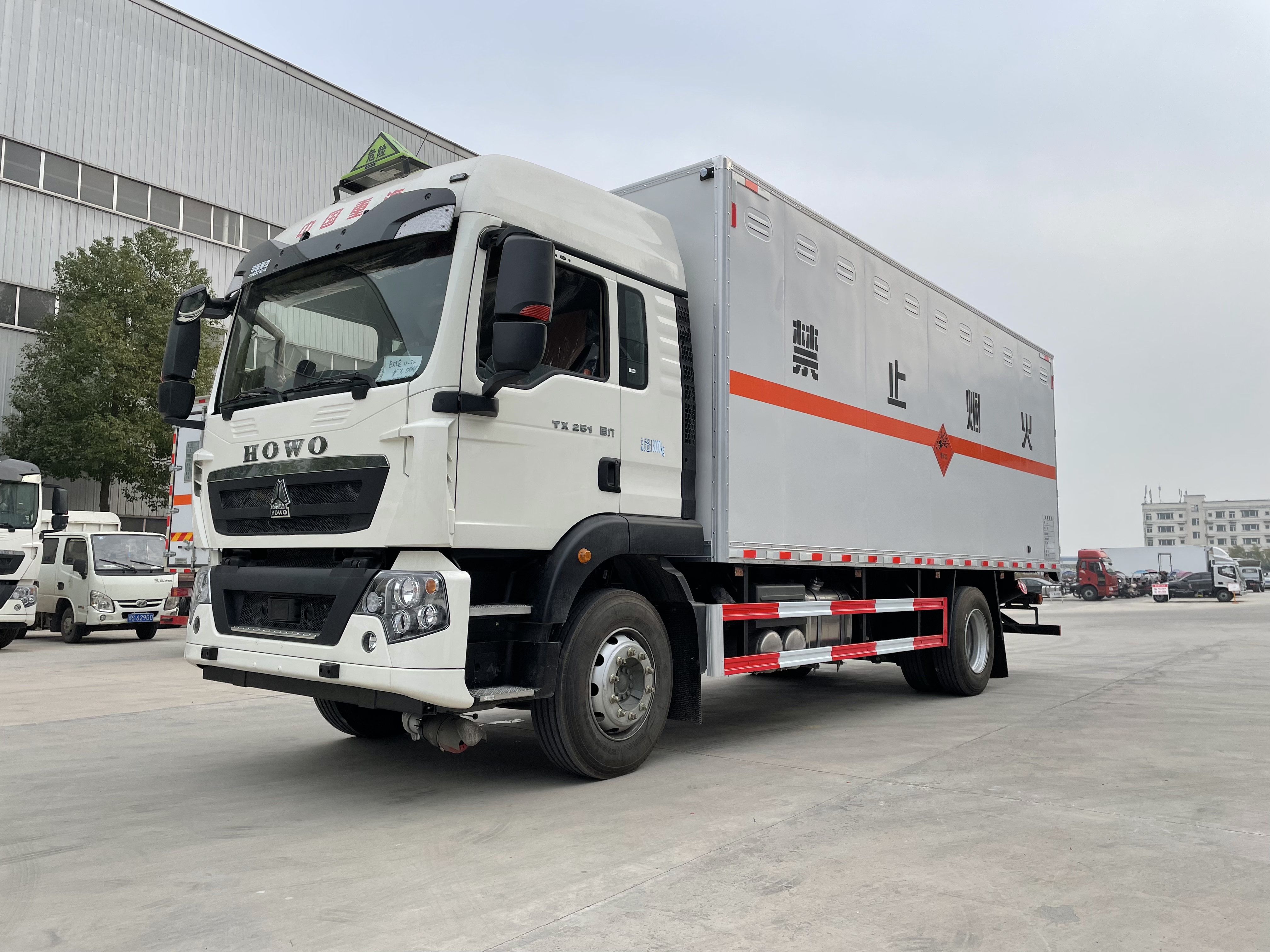 重汽豪沃6.8米爆破器材運輸車