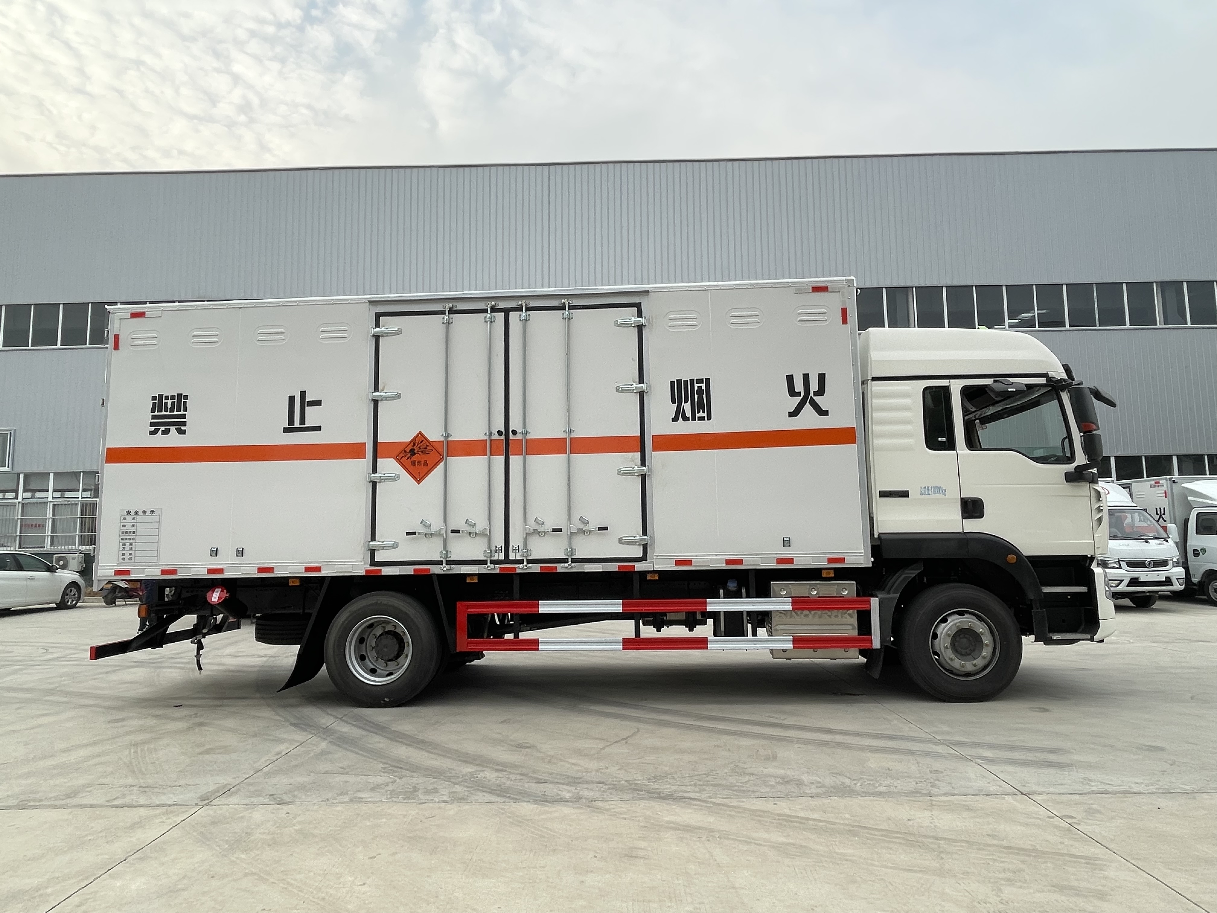 重汽豪沃6.8米爆破器材運輸車