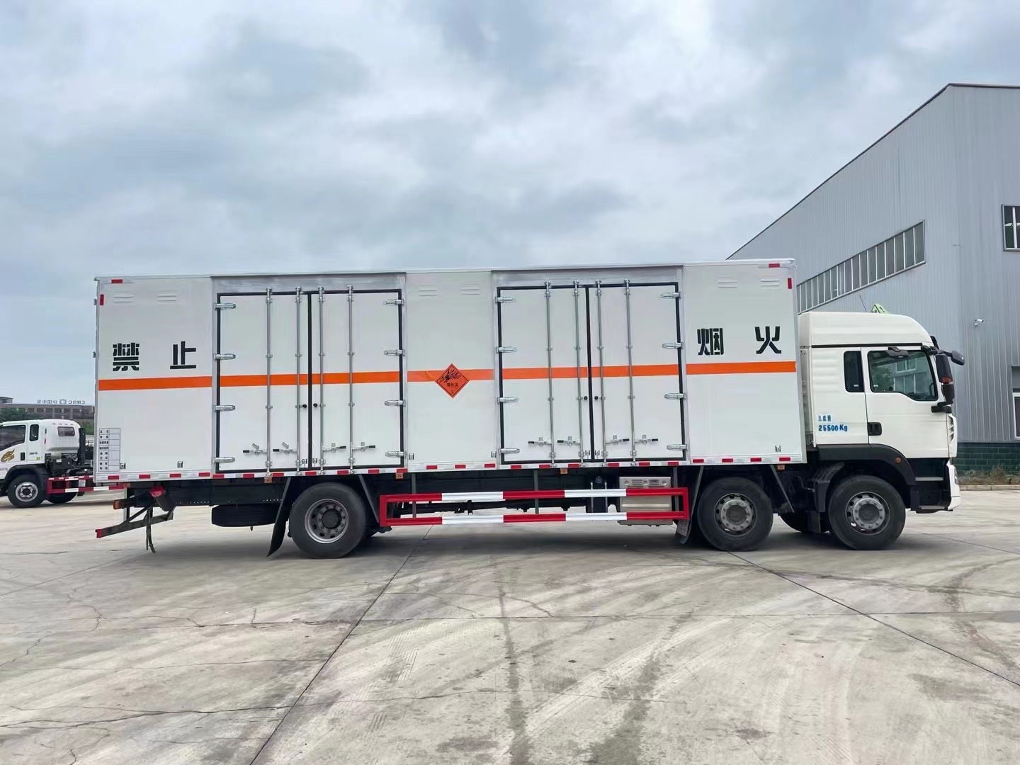 重汽豪沃三軸9.6米煙花炮竹運輸車