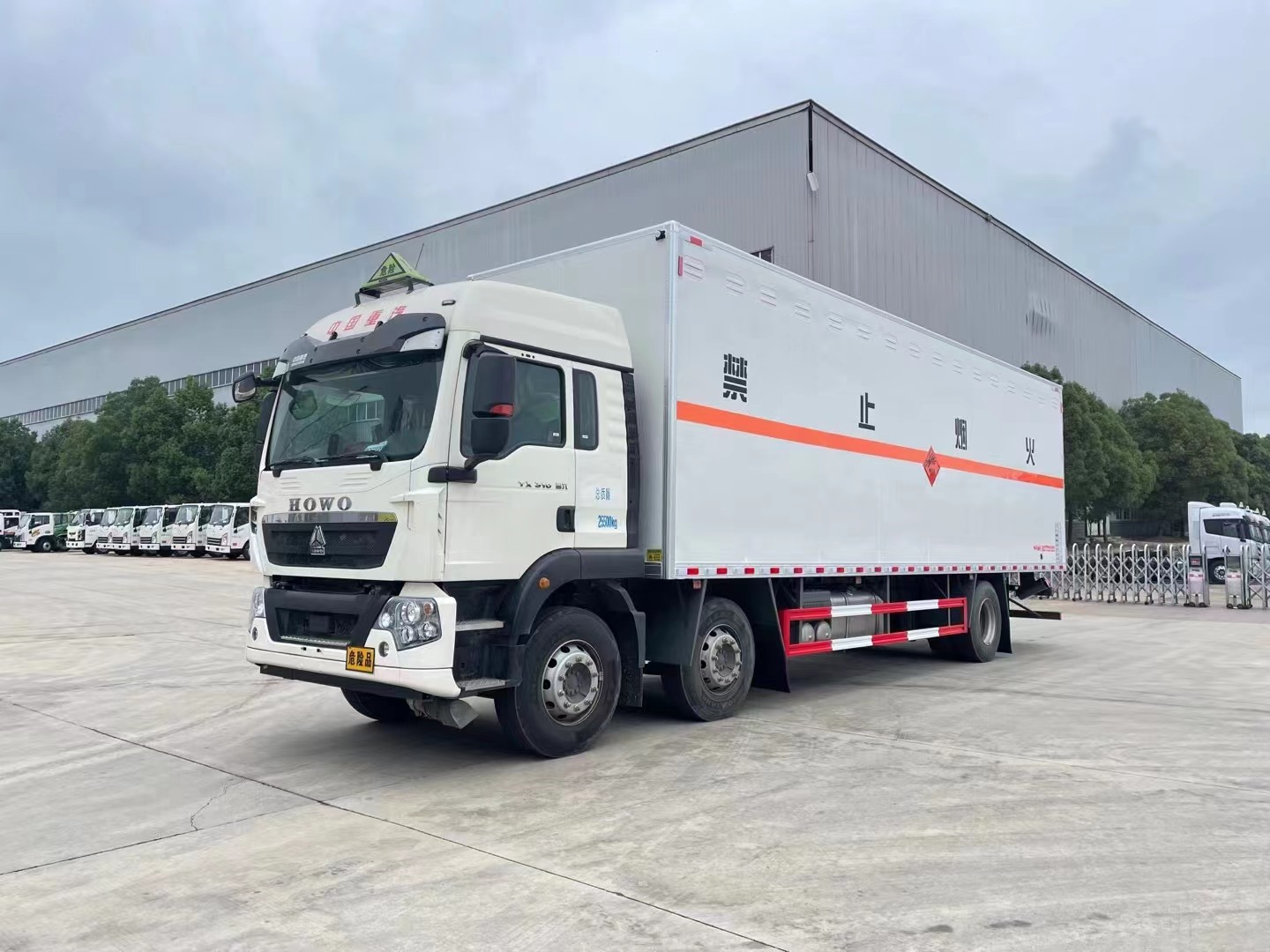 重汽豪沃三軸9.6米煙花炮竹運輸車