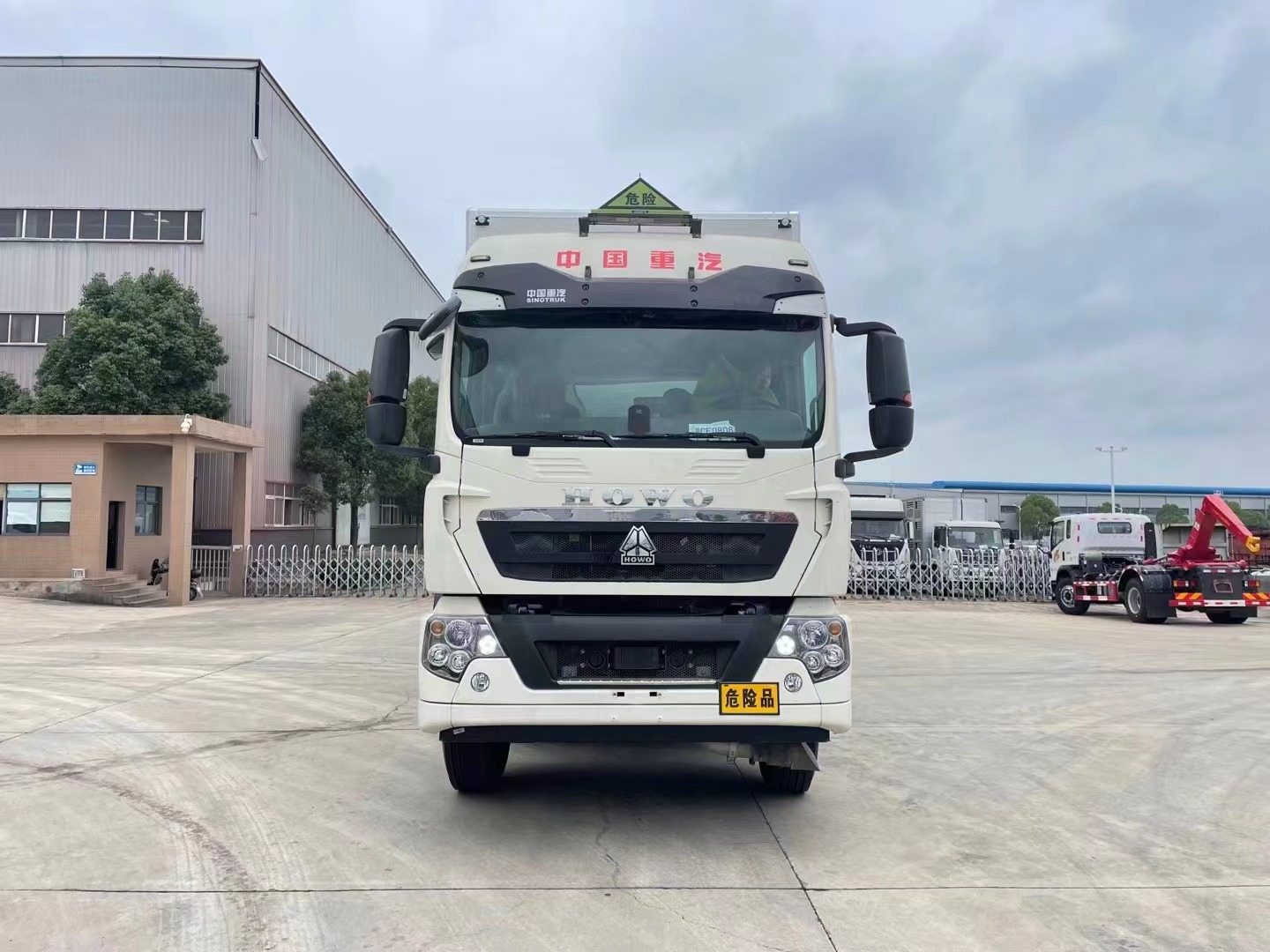 重汽豪沃三軸9.6米煙花炮竹運輸車