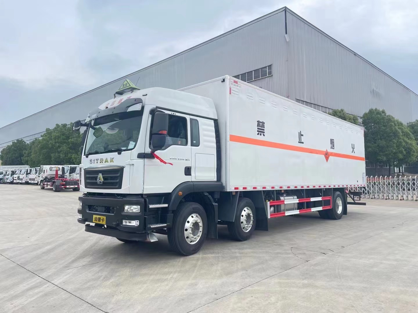 重汽汕德卡三軸9米6爆破器材運輸車