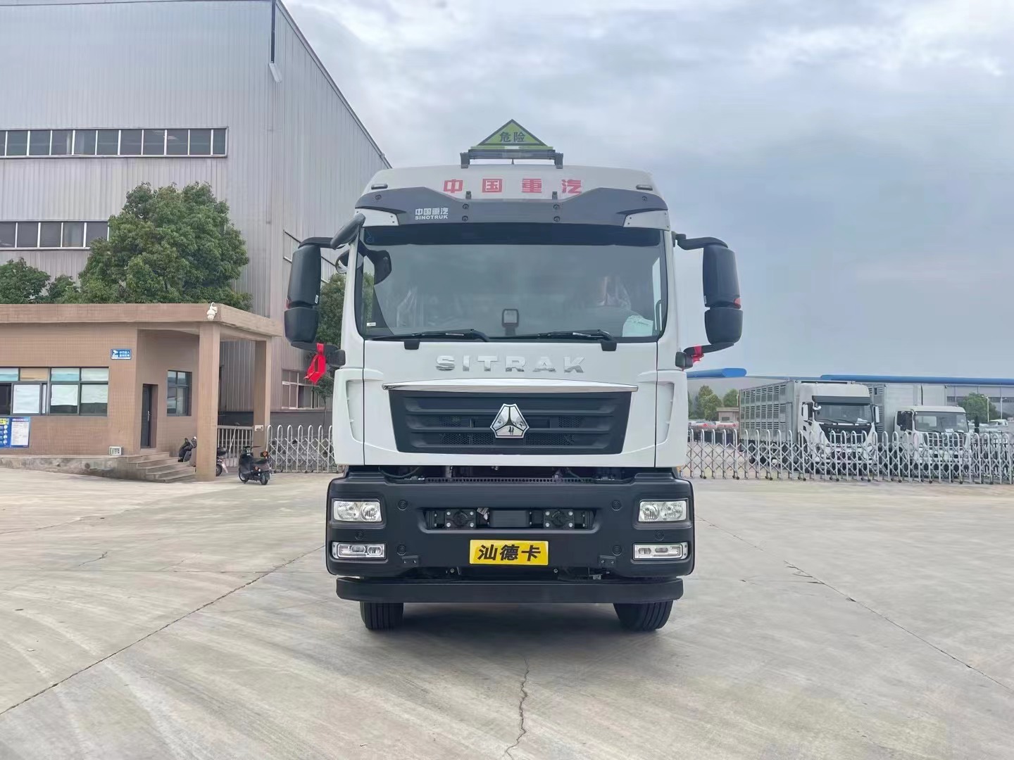 重汽汕德卡三軸9米6爆破器材運輸車