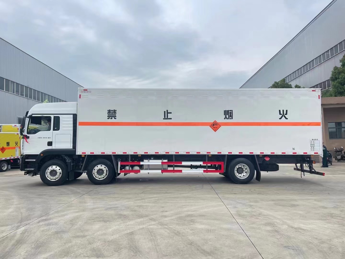 重汽汕德卡三軸9米6爆破器材運輸車