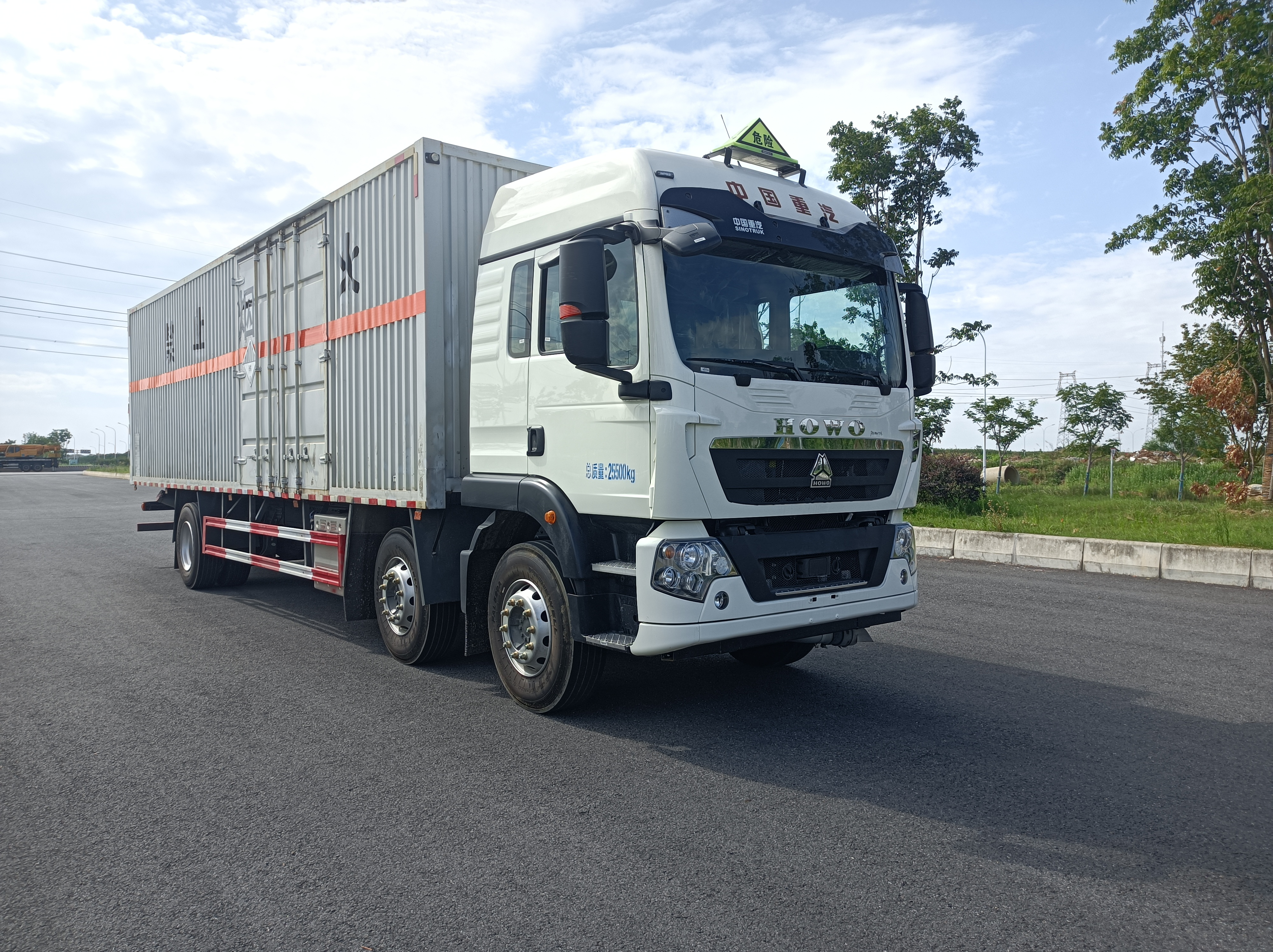 重汽豪沃小三軸9.6米雜項危險