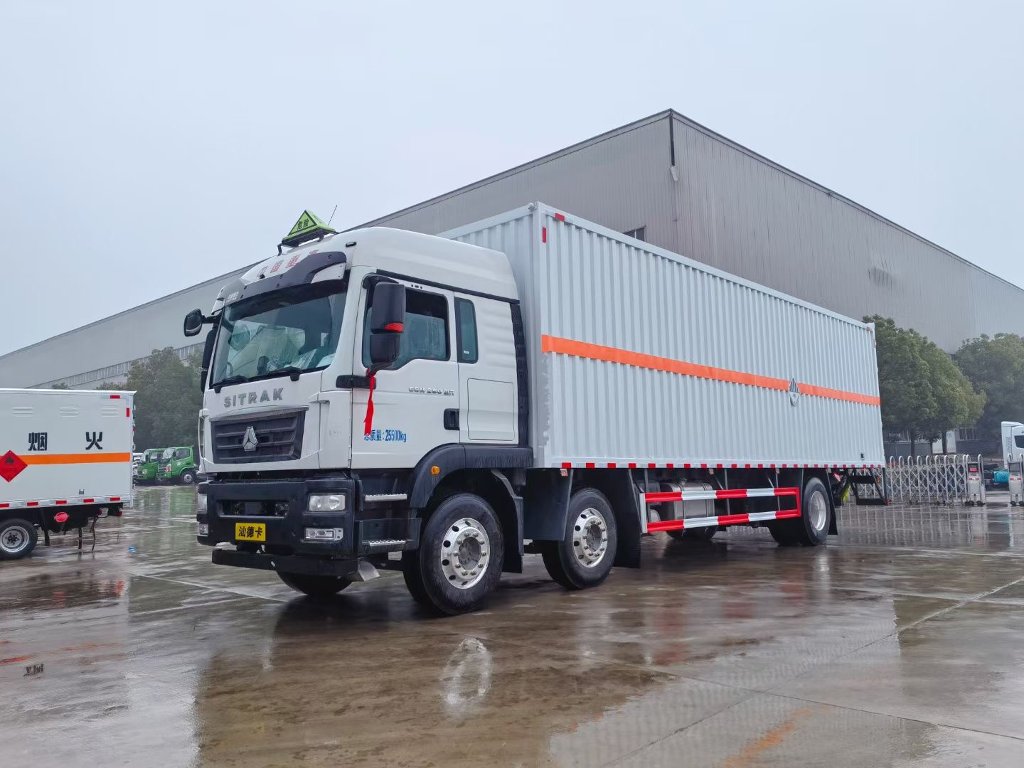 重汽汕德卡小三軸貨廂長9.6米