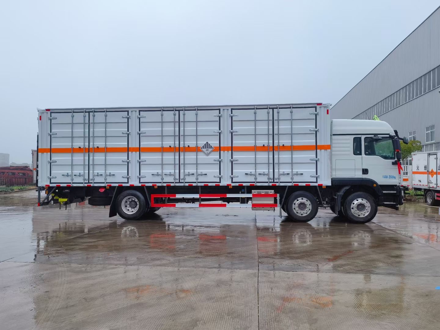 重汽汕德卡小三軸貨廂長9.6米